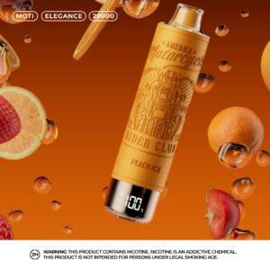 En lädertexturerad orange vape-enhet med "America Motorcycle Rider Club" ingraverat, märkt "Peach Ice", omgiven av flytande frukter som jordgubbar, apelsiner och persikor och droppar, mot en orange bakgrund med gradient.