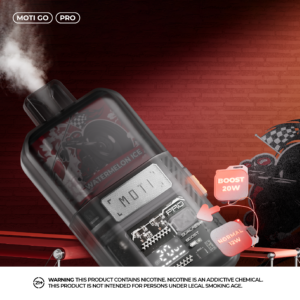 Un dispositivo da svapo nero e rosso etichettato "MOTI GO PRO" con il gusto "Watermelon Ice", con le opzioni di potenza "Boost 20W" e "Normal 12W", che emette vapore su uno sfondo di mattoni.